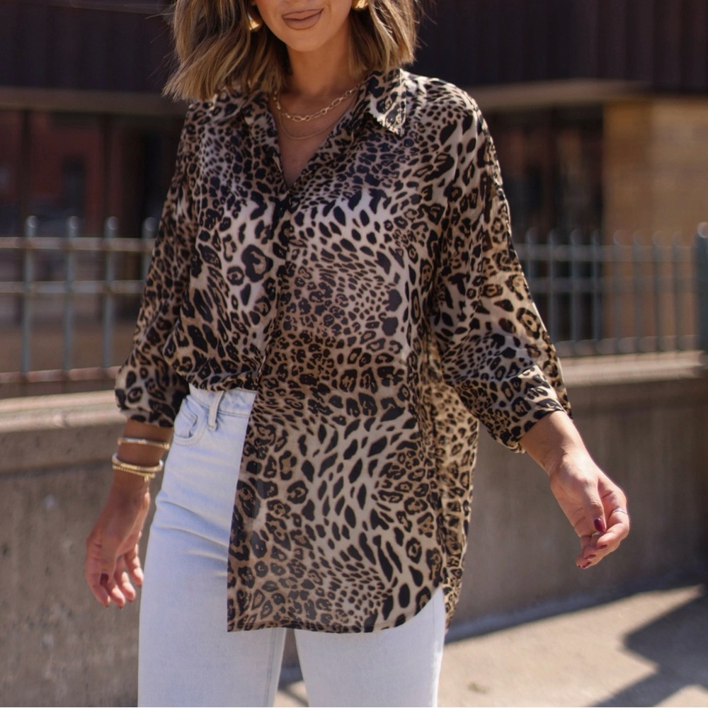 Line the Label 100% silk leopard print blouse. 🤎